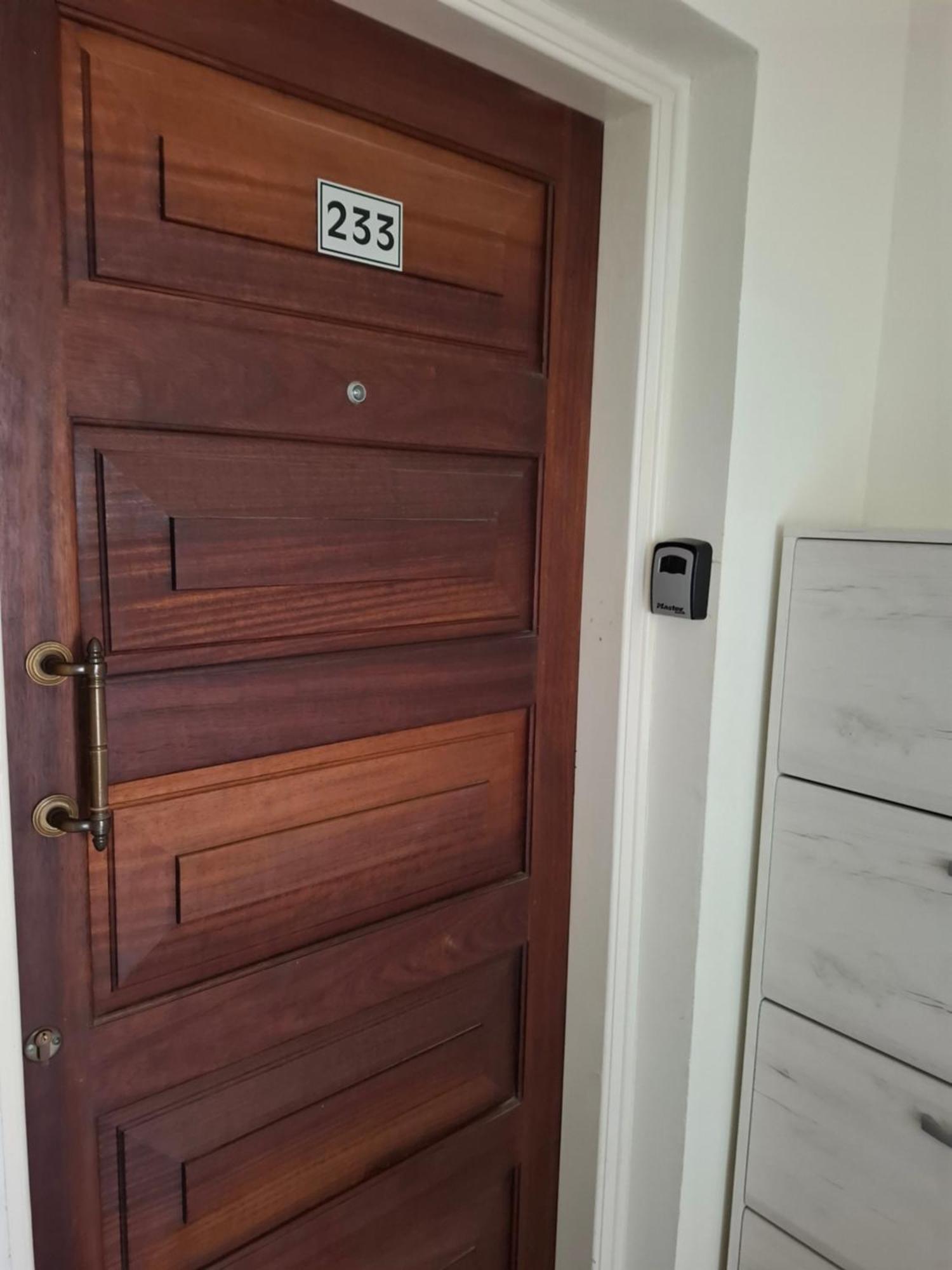 Queens Garden By Kings Mall Apartment *